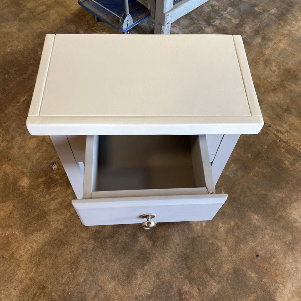 Side table w/ Drawer 23x13x32