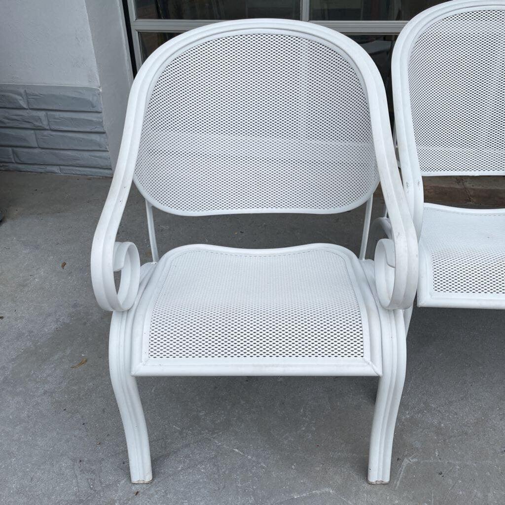 Crestline Patio Table & 4 Chairs (RT $1900)