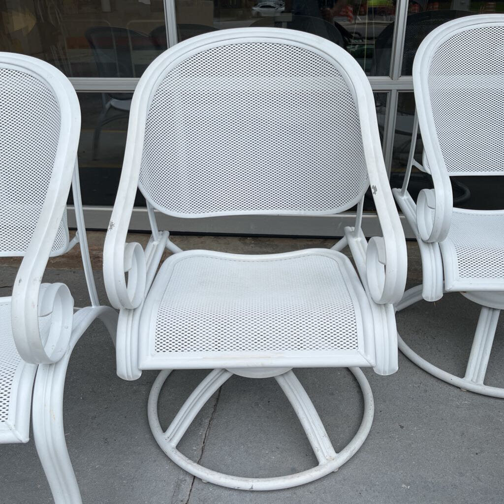 Crestline Patio Table & 4 Chairs (RT $1900)