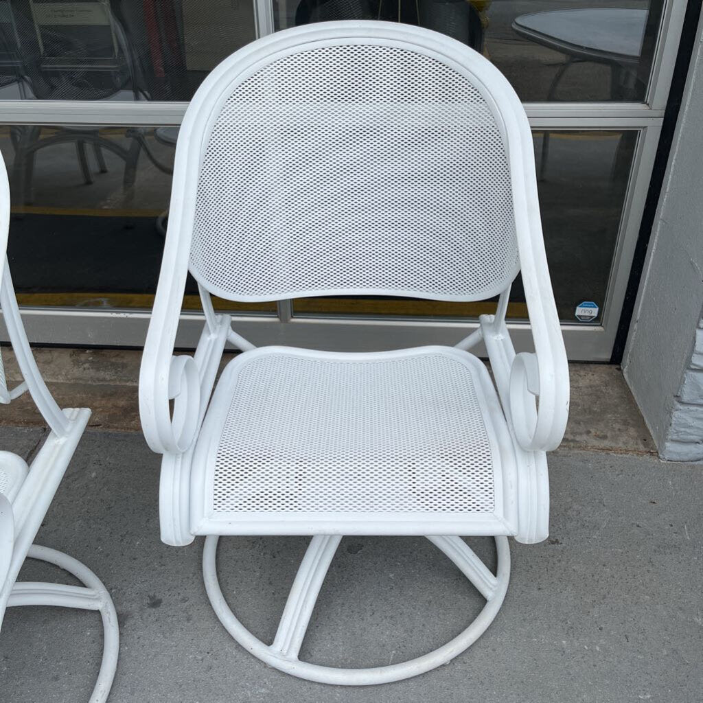 Crestline Patio Table & 4 Chairs (RT $1900)