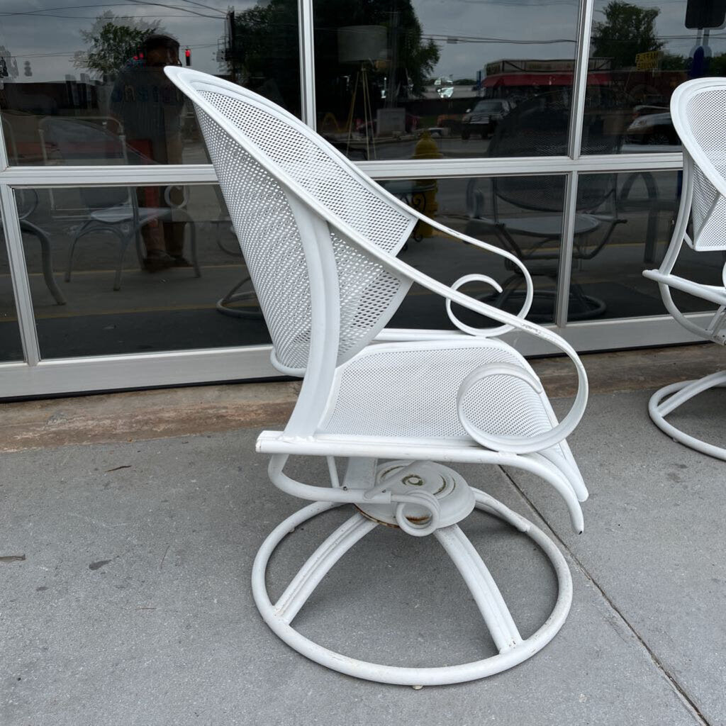Crestline Patio Table & 4 Chairs (RT $1900)