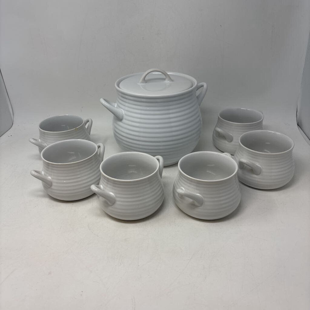 Brunswick Soup Bean Pot and 6 Bowls