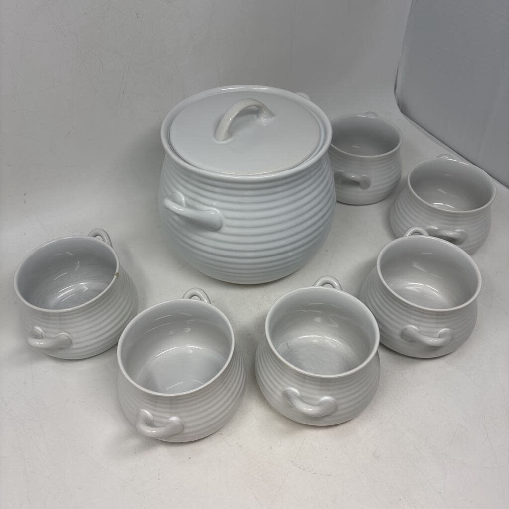 Brunswick Soup Bean Pot and 6 Bowls