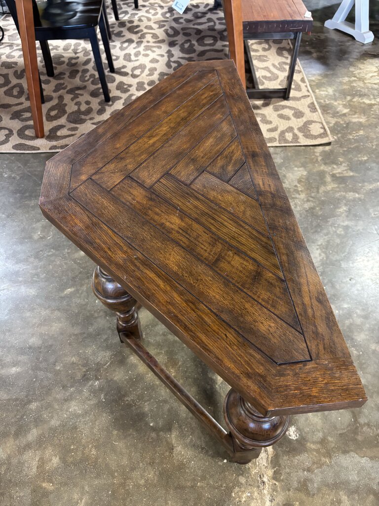 Triangle Accent Table 38.75 X 18.75 X 28