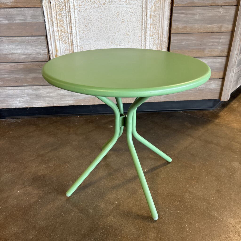 Small Metal Patio Table 19.5"R 17.75"H