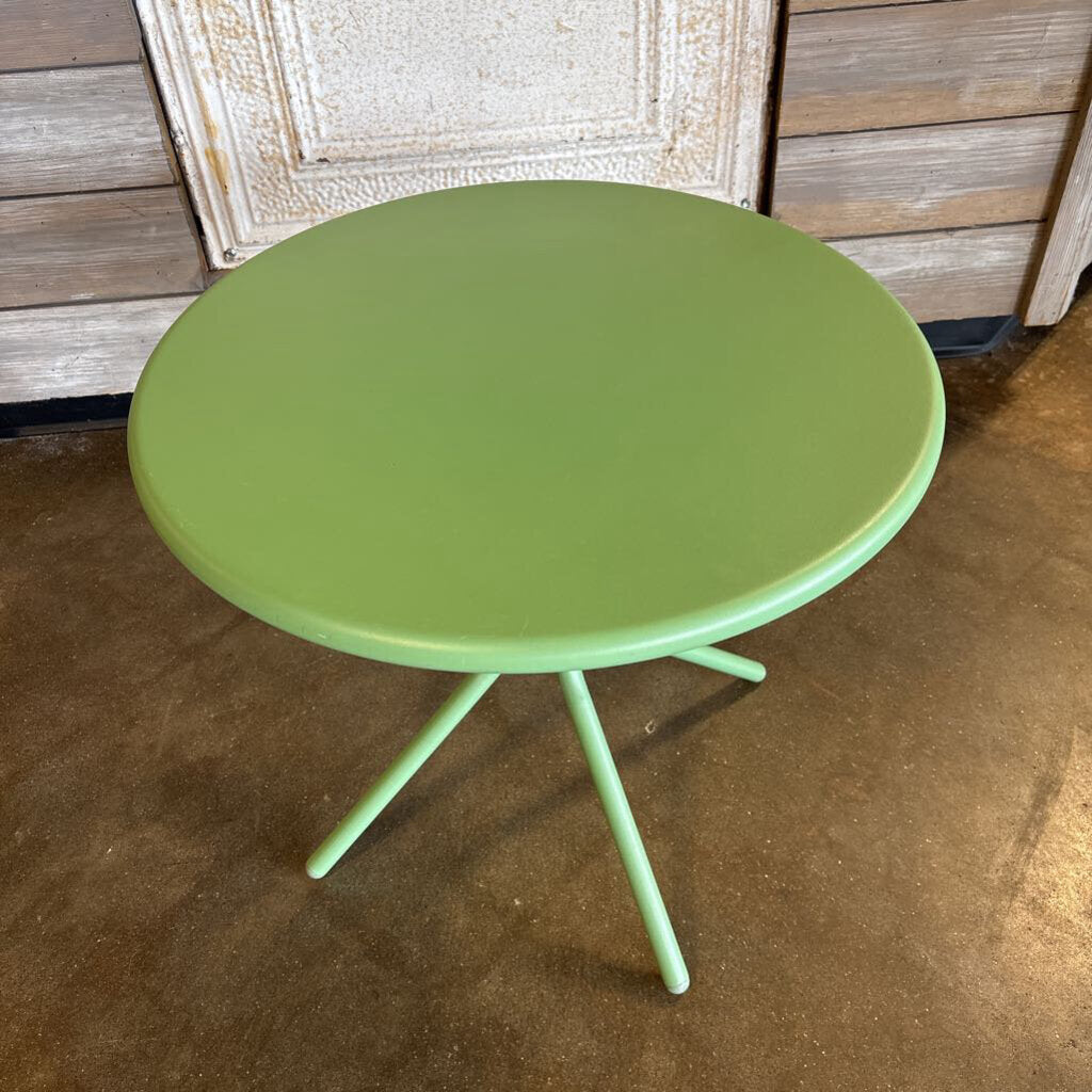 Small Metal Patio Table 19.5"R 17.75"H