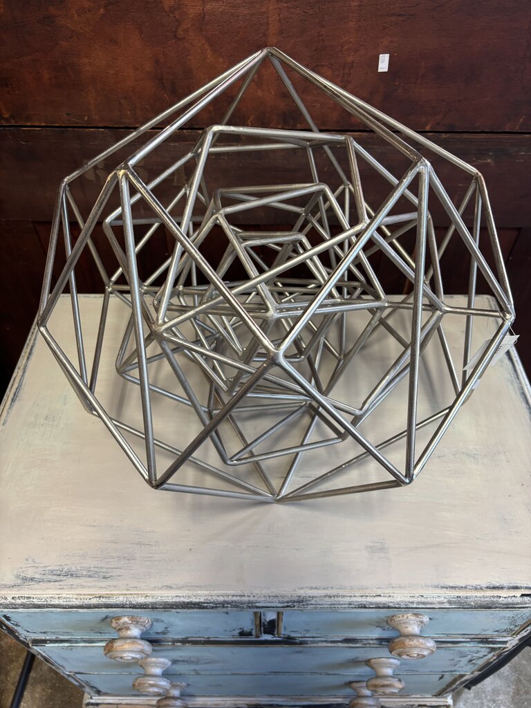 Complex Interwoven Geometric Wire Design