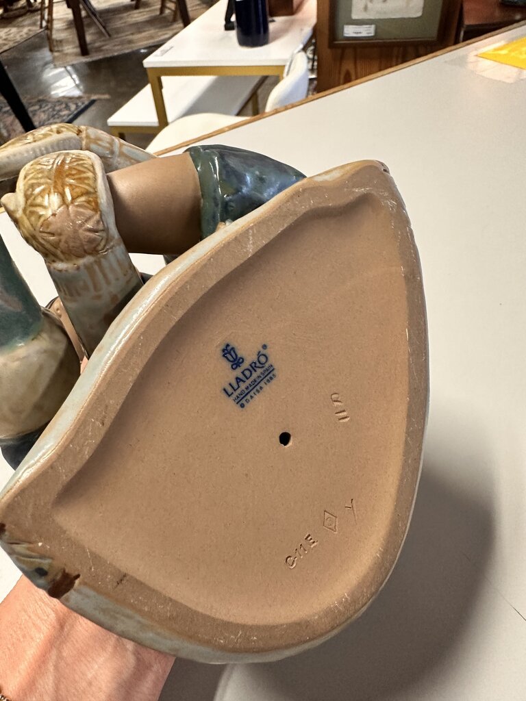 Eskimo Girl Cold Feet #2157 Box