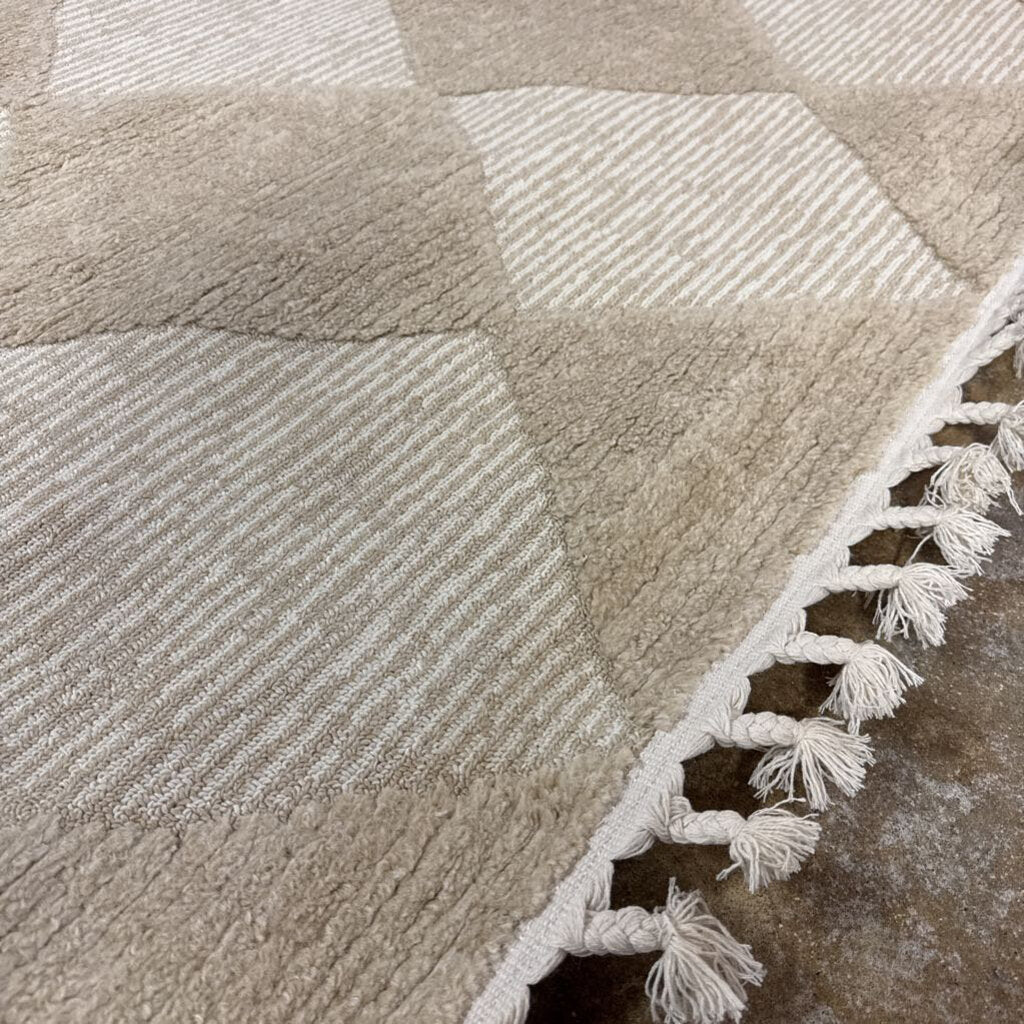 Marissa Diamond Tassel 6.7x9 Rug