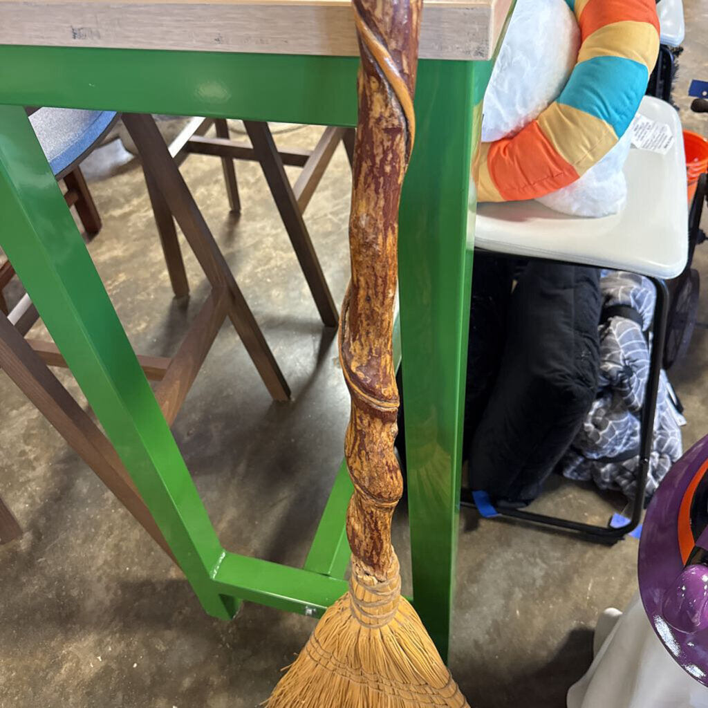 Deco Rustic Straw Broom
