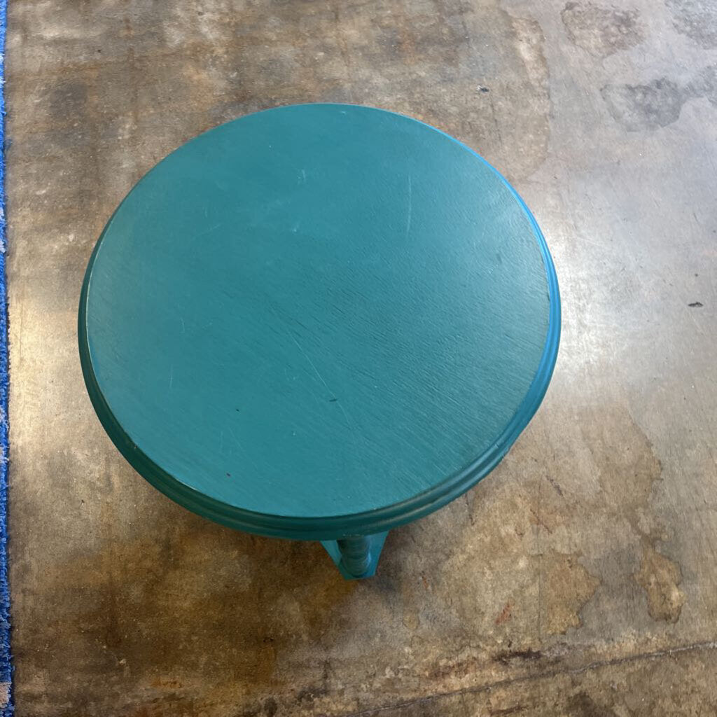 Round End Table w/ Spindle Legs 18x2.75