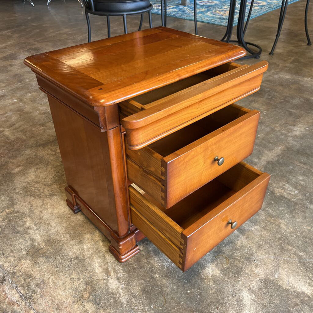 Normandy Side Table 21x15x22