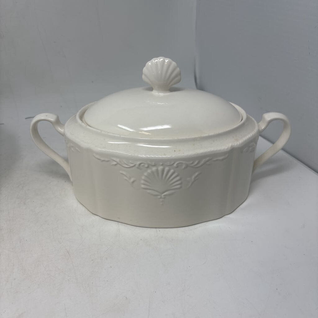 Covered Oval Casserole Dish