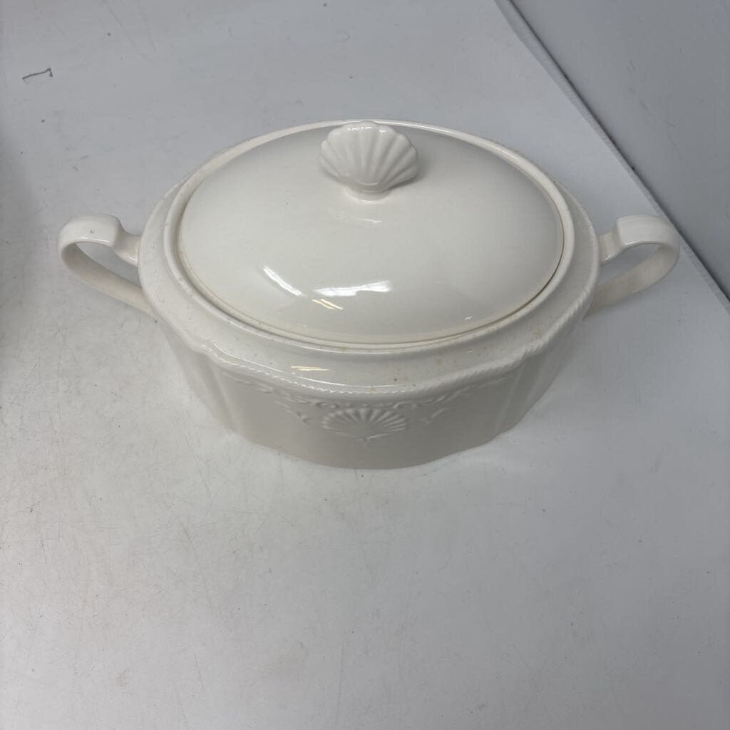 Covered Oval Casserole Dish
