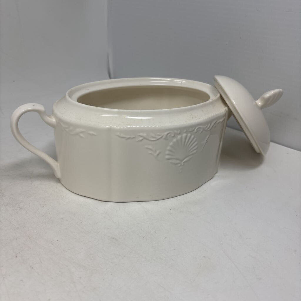 Covered Oval Casserole Dish