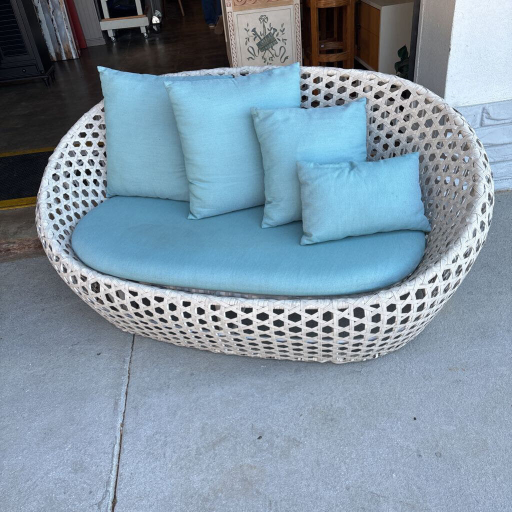 Mason Loveseat & 4 Pillows