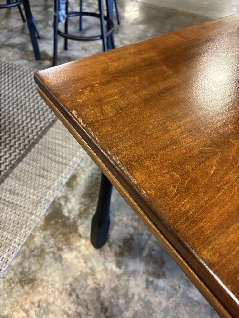 Dining Table w/2 Pull Out Leaves 40 X 28