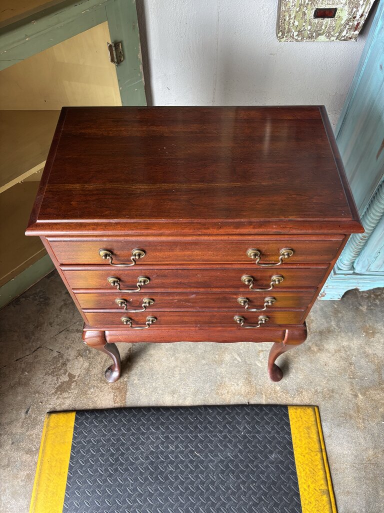 Vintage 4 Drawer Chest 24.5 X 15.5 X 33,5