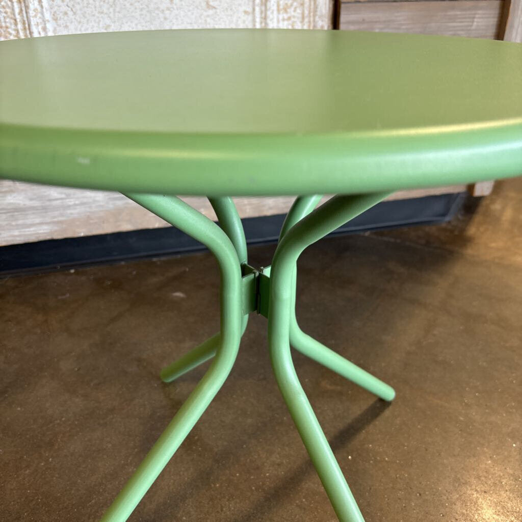 Small Metal Patio Table 19.5"R 17.75"H