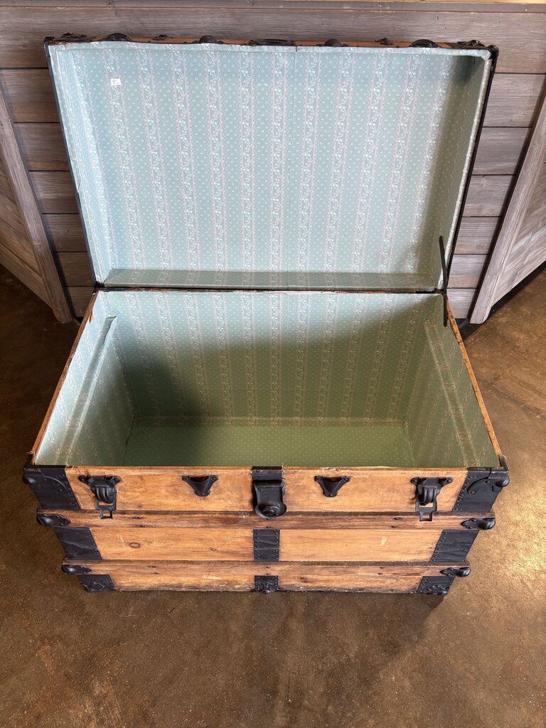 Vintage Wood/Metal Storage Trunk 32.5 X 20 X 22.5