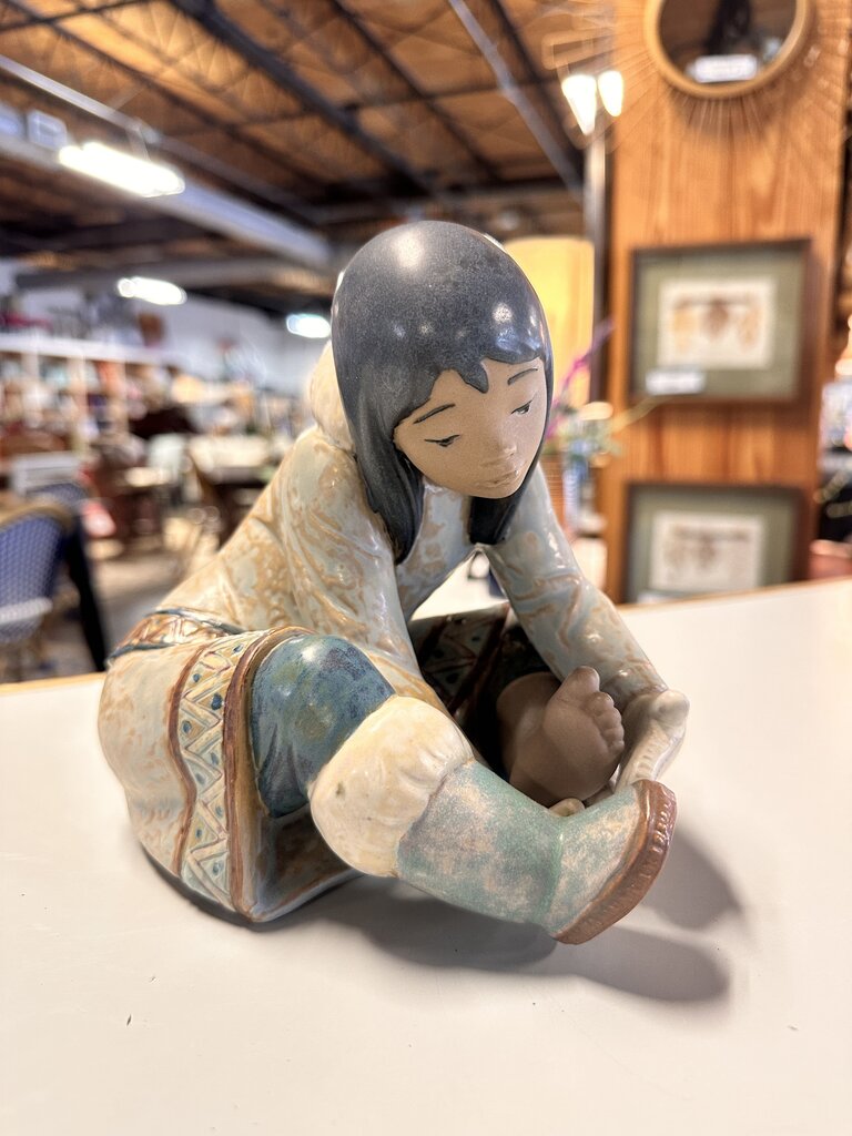 Eskimo Girl Cold Feet #2157 Box