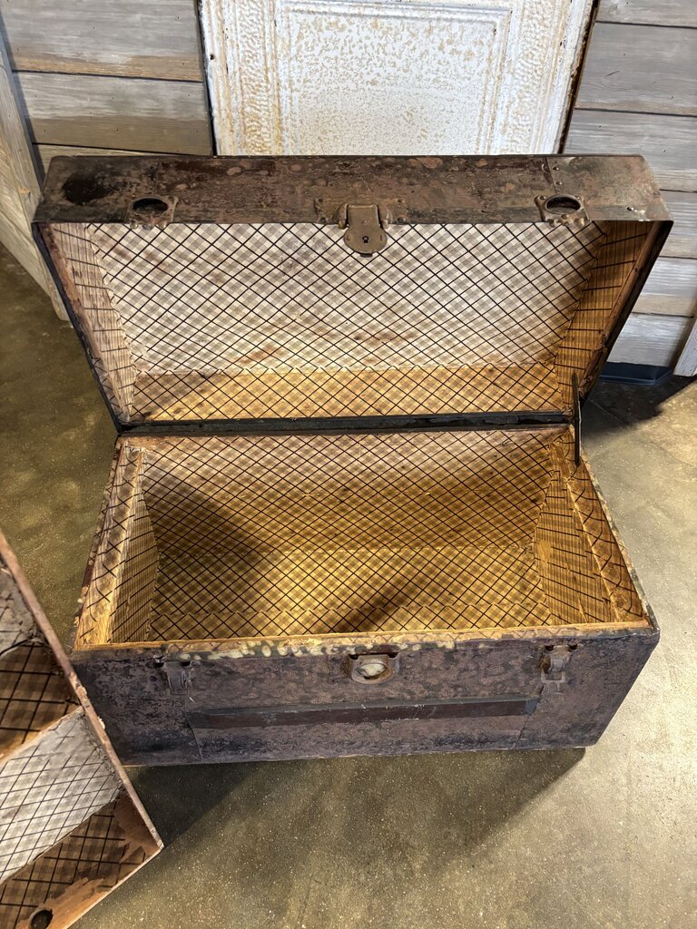 Vintage Flat Top Steamer Trunk 26.25 X 14 x 16