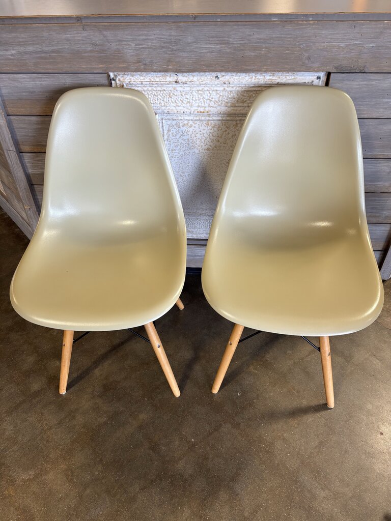 Set 2 Plastic Molded Bucket Chairs