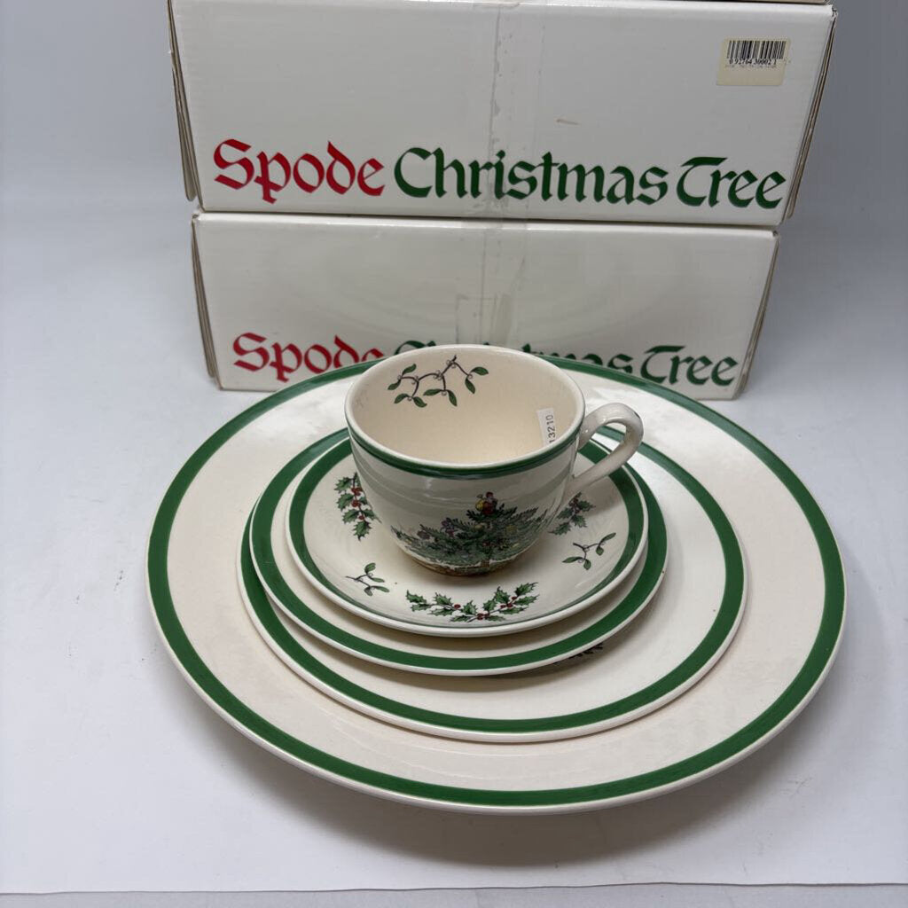 SPODE Christmas Tree Place Setting for 4