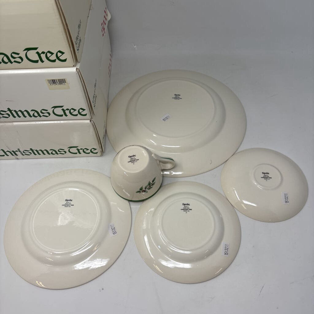 SPODE Christmas Tree Place Setting for 4