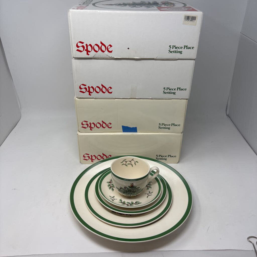 SPODE Christmas Tree Place Setting for 4