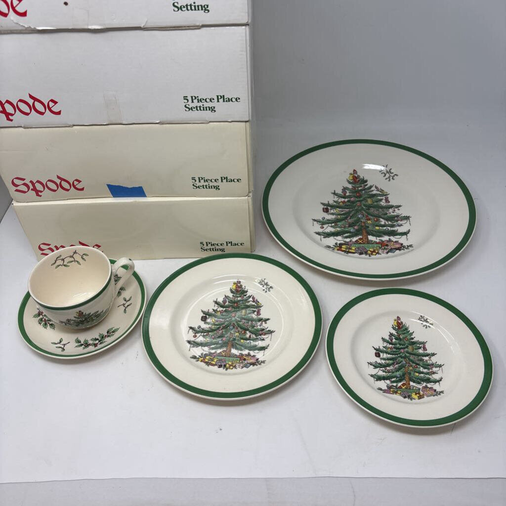 SPODE Christmas Tree Place Setting for 4