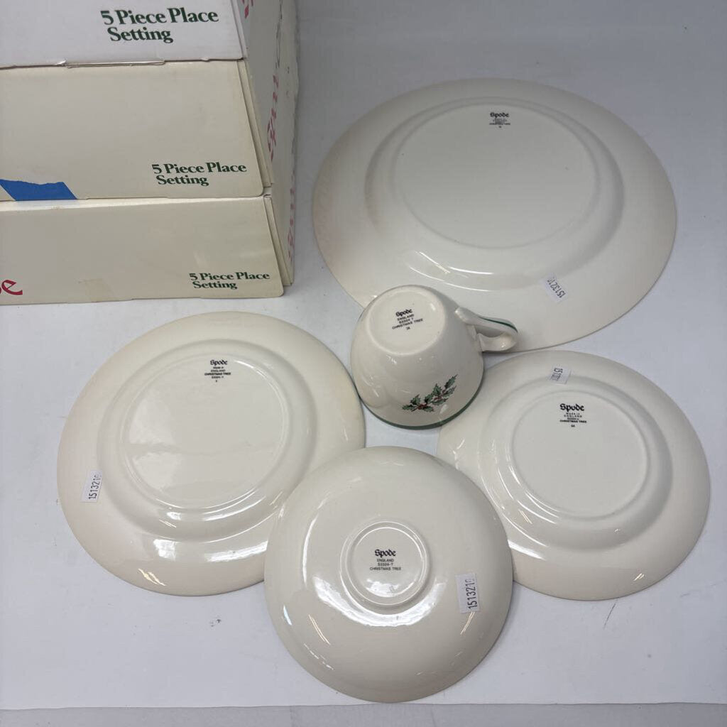 SPODE Christmas Tree Place Setting for 4