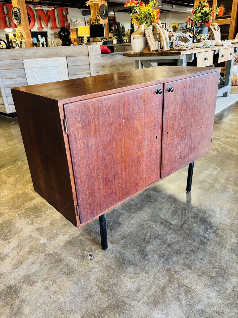 MCM 1070's Credenza Cabinet 42.5 X 16.75 X 32